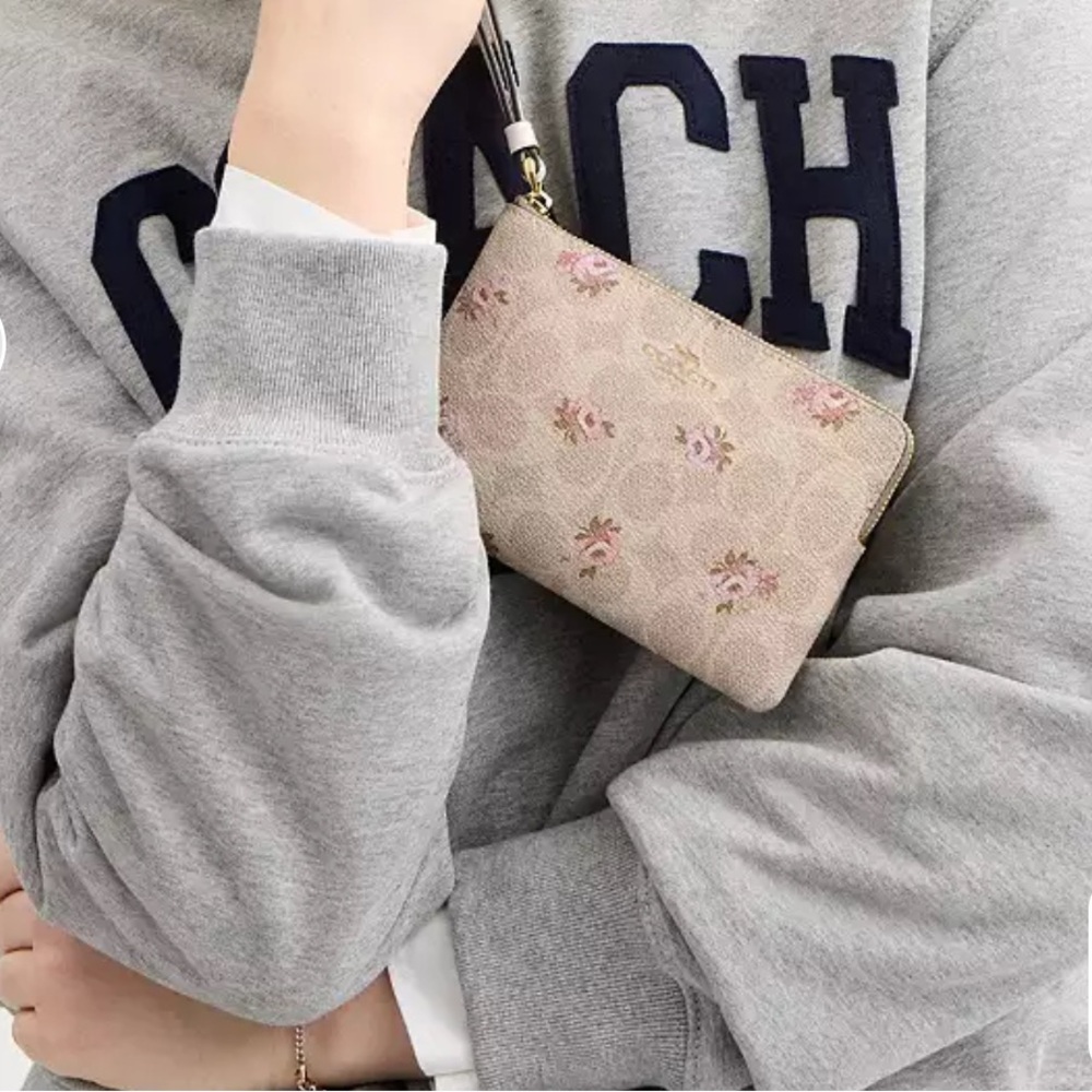Coach Corner Zip Wristlet
In Signature Canvas With Floral Print NWT - Picture 2 of 5